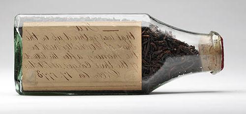 1773年12月17日上午在多切斯特海岸收集的装在玻璃瓶里的茶叶